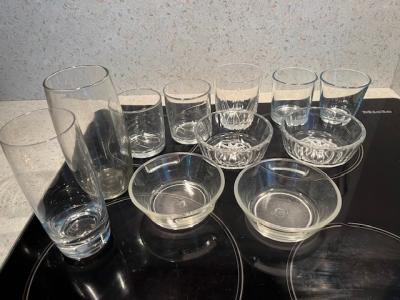 různé sklenice a misky skleněné