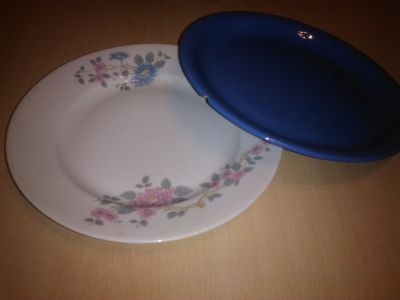 2 mělké talíře