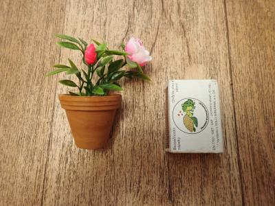 Miniatura - květináč s kytičkou
