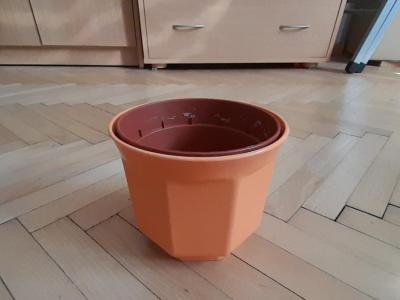 Plastovy obal a kvetinac, vyska 11 cm