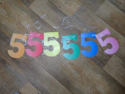 Číslice 5 na stužce