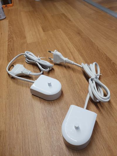 Daruji za odvoz 2 nabíječky na zubní kartáček Philips Sonica