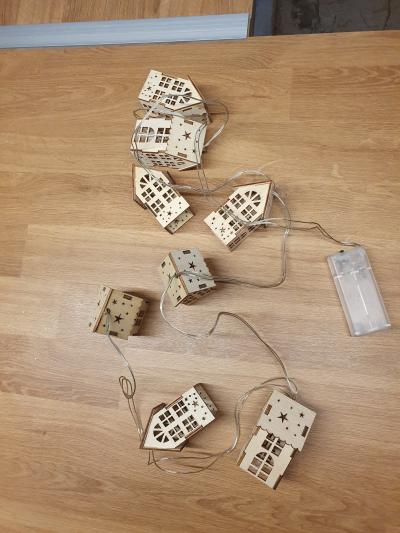 Daruji za odvoz vánoční dekoraci - sadu svítících domečků