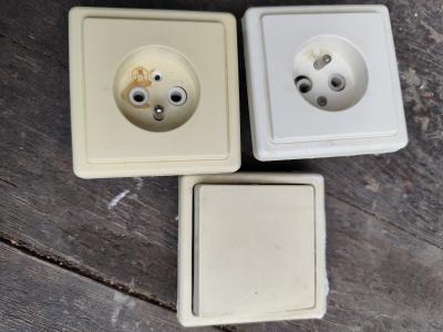 Dvě bílé zásuvky a vypínač