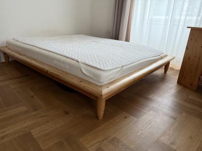 dřevěná postel včetně roštu a matrace