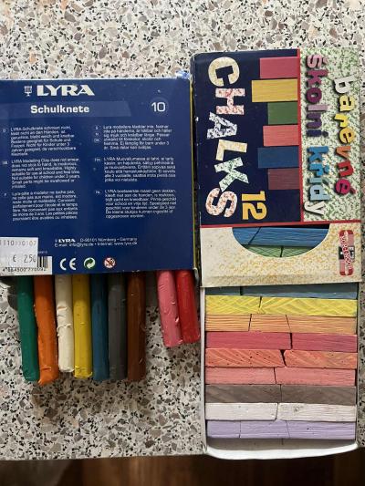 Křídy, modelína, pastelky