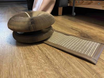 Skrabadlo na zed a hracka pro kocky