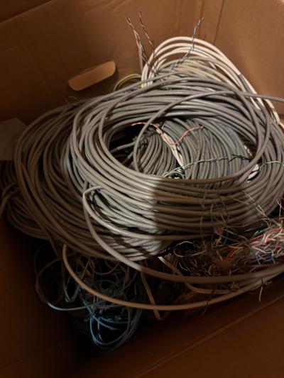 Darují krabici různých elektrických/elektronických kabelů.