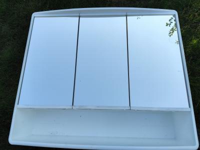 Třídílná zrcadlová koupelnová skříňka