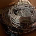 Darují krabici různých elektrických/elektronických kabelů.