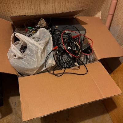 Darují krabici různých elektrických/elektronických kabelů.