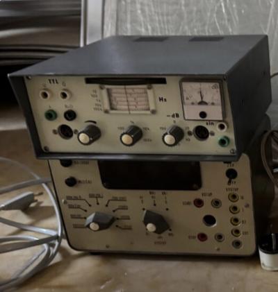 Sada elektronických retro přístrojů