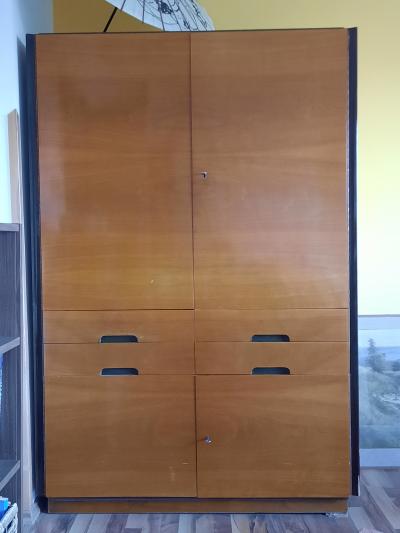 Dřevěná dýhovaná skříň