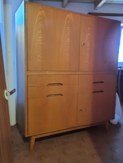 Světlá dřevěná dýhovaná skříň