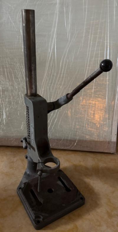 Stojan na vrtačku. Stojan pro přesné vrtání.