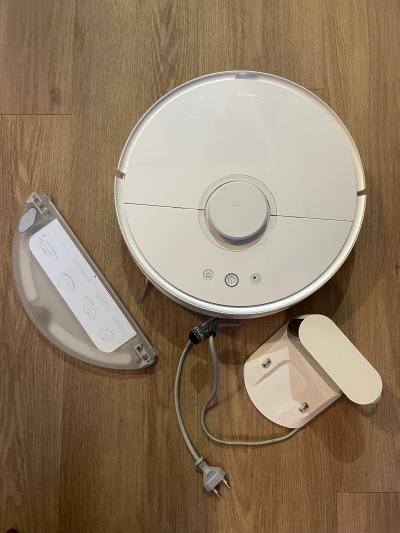 funkční robotický vysavač s vadou