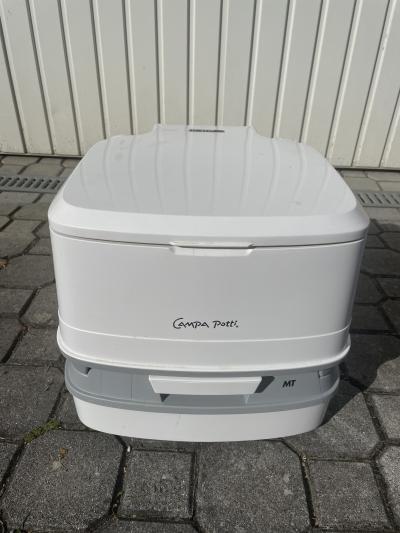 přenosná chemická toaleta + podstavec pro pohodlné užívání