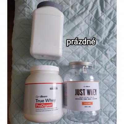 Prázdné obaly od proteinu