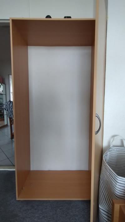 rozložená šatní policová skříň