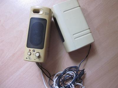 reproduktory béžové