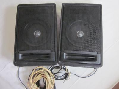 dva černé reproduktory