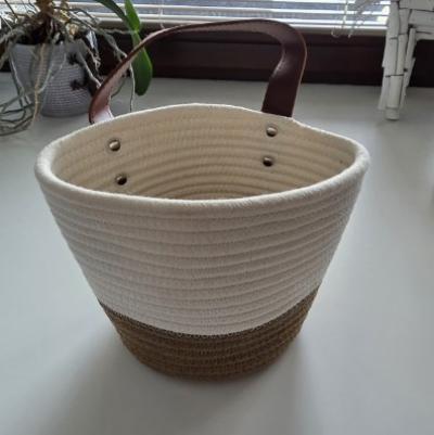 Malý závěsný košík