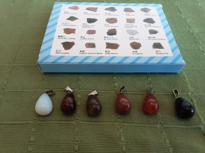 6 přívěsků kameny