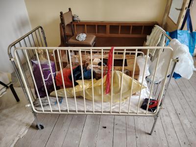 Retro kovová postýlka