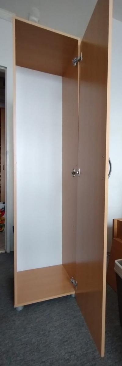 úzká policová skříň