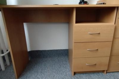 rozložený psací stůl