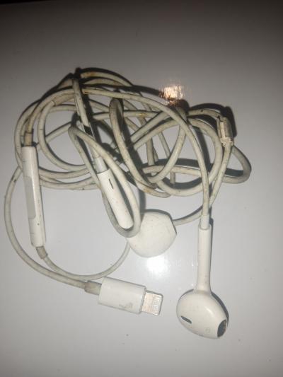 Dobrý den, věnuji sluchátka Iphone.