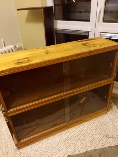 Prosklená knihovnička