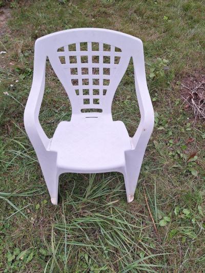 Židle plastové  bílé 6 až 7 kusů