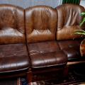 Dřevěný gauč s koženými polštáři
