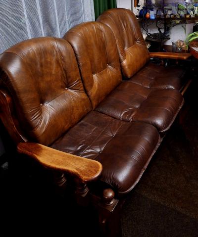 Dřevěný gauč s koženými polštáři