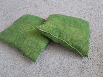 2 zelené polštáře