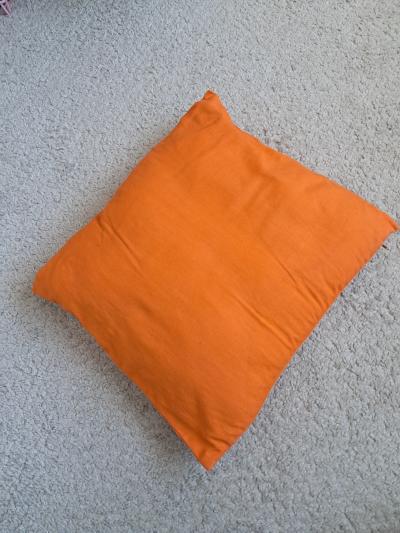 Oranžový polštář