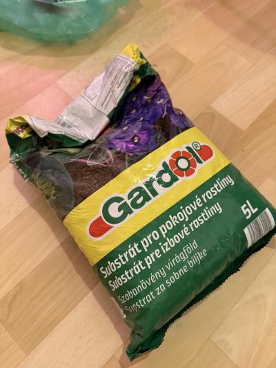 Otevřené balení substrátu pro pokojové rostliny