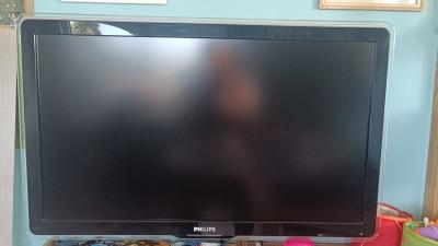 Televize Philips s držákem na stěnu