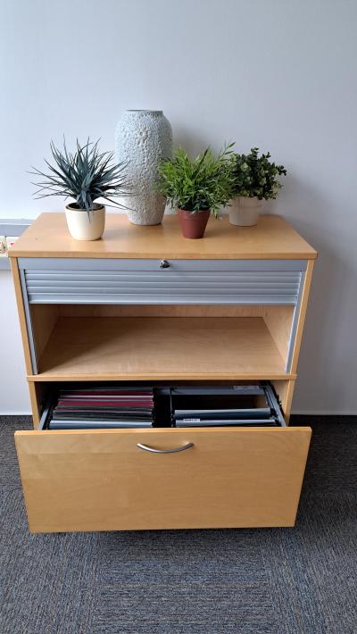 Kancelářský nábytek - skříňky, židle, umělé květiny, váza