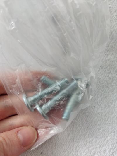 4 šrouby z dětské postýlky