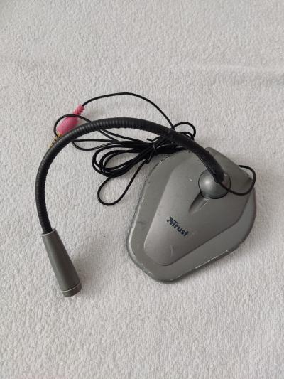 Starší mikrofon k počítači