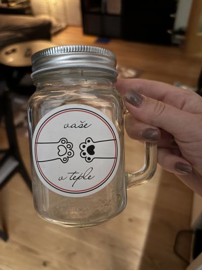 Sklenička s psím motivem