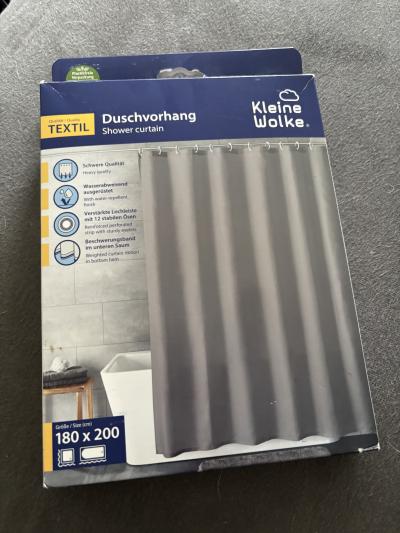 Šedý závěs do koupelny