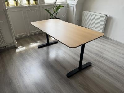 Dva kancelářské stoly – perfektní stav