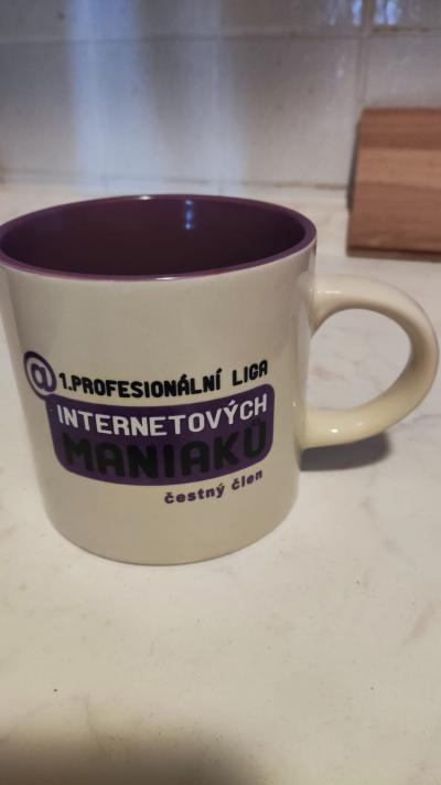 hrníček internetová liga maniaků