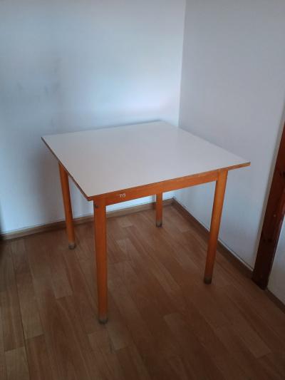 Čtvercový starý stul