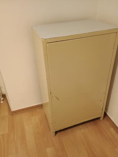 Masivní dřevěná skřínka k repasi