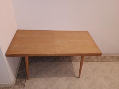 Starý stolek třeba pod kytyk