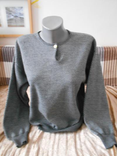 Šedý vzorový svetr